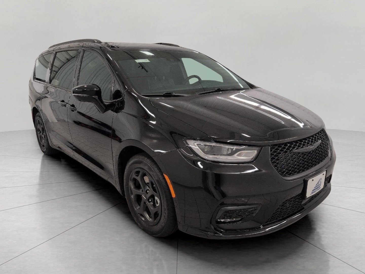 2025 Chrysler Pacifica Hybrid Select FWD in Diamond Black Crystal Pearlcoat — front three-quarter view