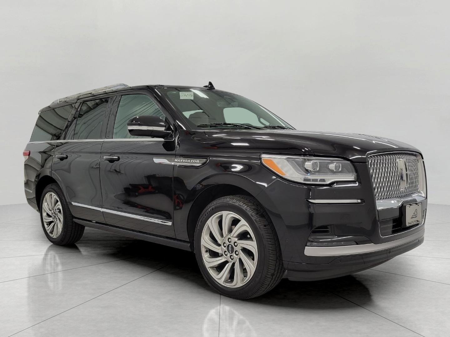 2023 Lincoln Navigator Reserve 4x4 in Infinite Black Metallic Clearcoat — front three-quarter view